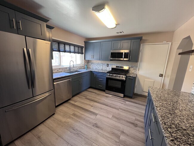 Photo - 1512 Hoffman Dr NE