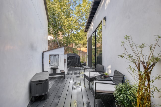 Photo - 4852 Seldner St E