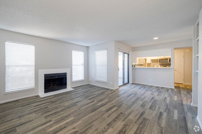 2BR, 2BA - 958SF - Living Room