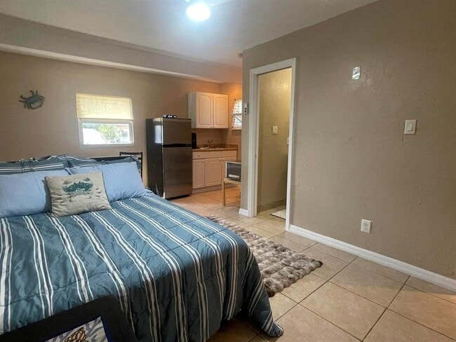 Building Photo - 1531 NE 30th St Unit Efficiency Rental