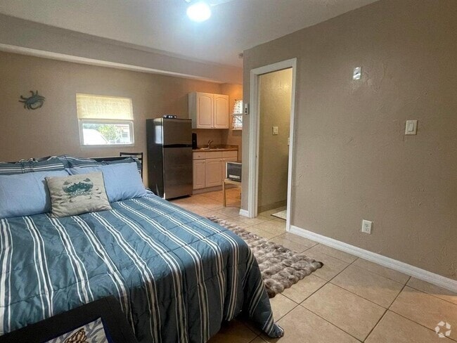 Building Photo - 1531 NE 30th St Unit Efficiency Rental