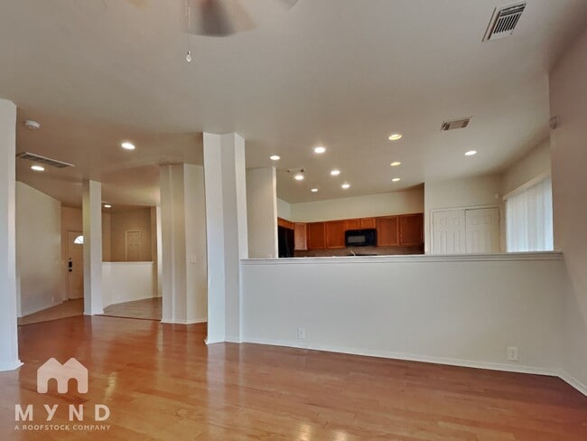 Photo - 3002 Edgewick Elm St