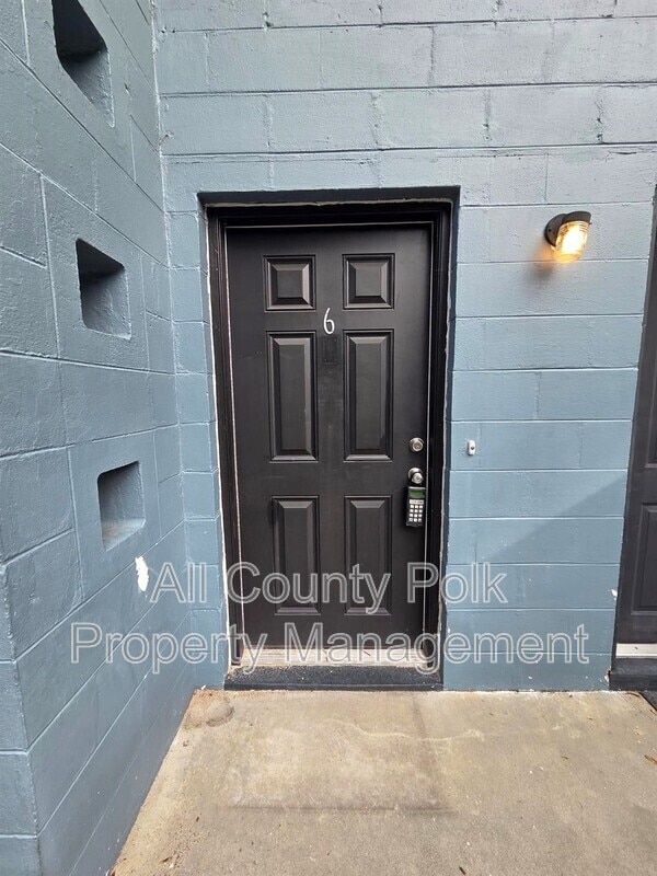 Building Photo - 936 E Lime St Unit #6