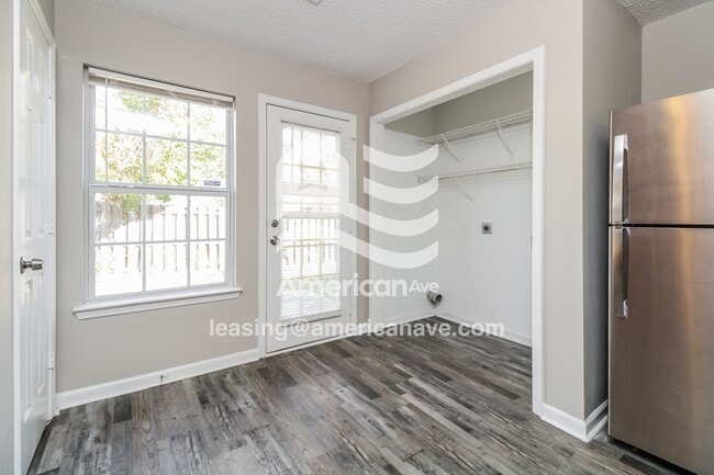 Photo - 406 Wincrest Ln