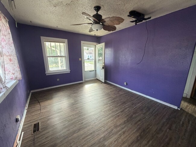 Photo - 614 W 8th Ave