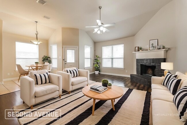 Photo - 1820 Rosson Rd