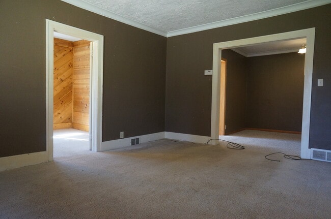 Photo - AVAILABLE JUNE - 5 Bed 2 Bath In East Hillside