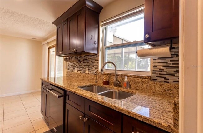 Photo - 2877 Nutwood St