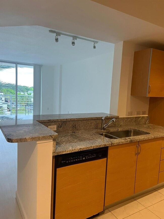 Photo - 2775 NE 187th St Unidad 310