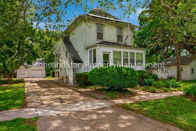 Photo - Large 4 bedroom 2 bath in well established Oakland neighborhood