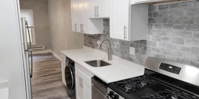 Building Photo - 727 W Roscoe St