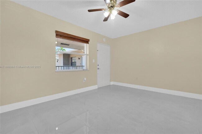 Photo - 2560 W 60th St Unidad 203