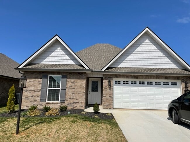 Building Photo - Maryville 37801 - 3 bedroom, 2 bath - call Ed Johnson 865-924-5045