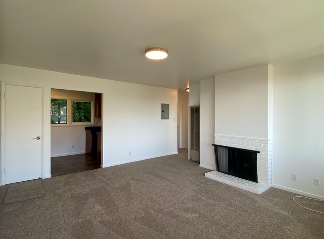 Photo - 1BR/1BA Charmer! BAY VIEWS and Parking! Laundry On-Site! Balcony! PROGRESSIVE Unit 321 Valley Street