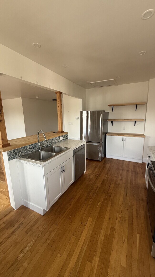 Cute, Convenient 2 bedroom, 1.5 bathroom apartment in the heart of Valdese!