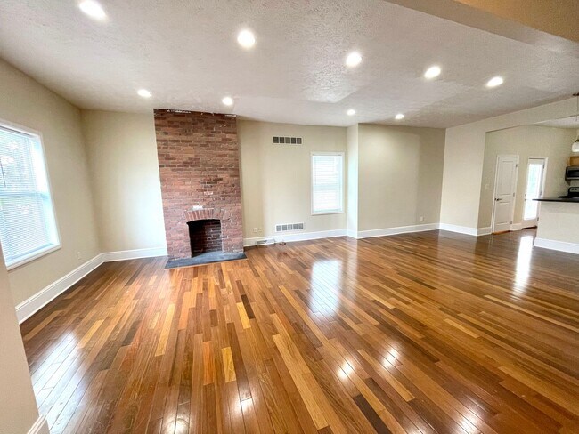 Photo - Amazing 4 Bedroom House! Hardwood, 2.5 Baths Stainless, A/C