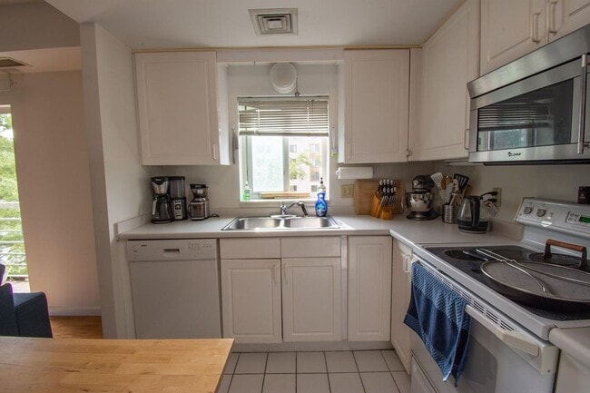 Building Photo - Fresh Pond two beds two baths condo Unit 403