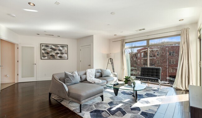 Los apartamentos cuentan con suelos de madera de tablones de roble. - 1045 On The Park Apartment Homes