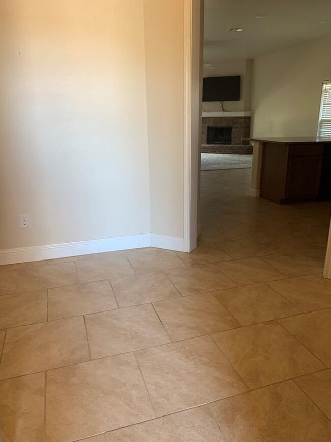 Photo - 905 E 98th St