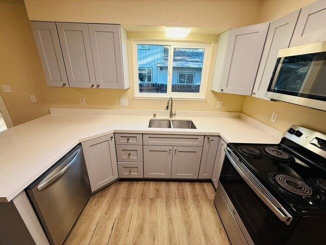 Photo - 3 bed 2 bath unit with 1 car garage - Pet Friendly Unit B