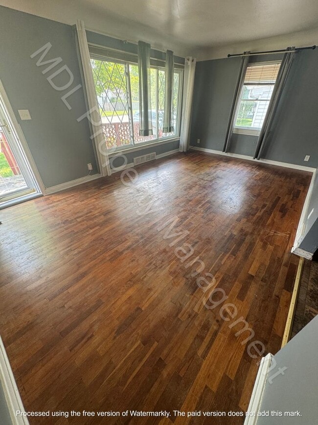 4 Bedroom Home w/ Attached Garage and a Su... - 4 Bedroom Home w/ Attached Garage and a Su...