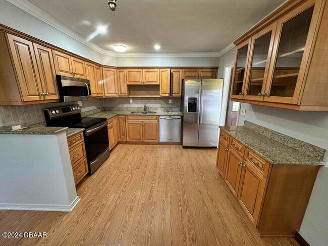 Photo - 736 White St