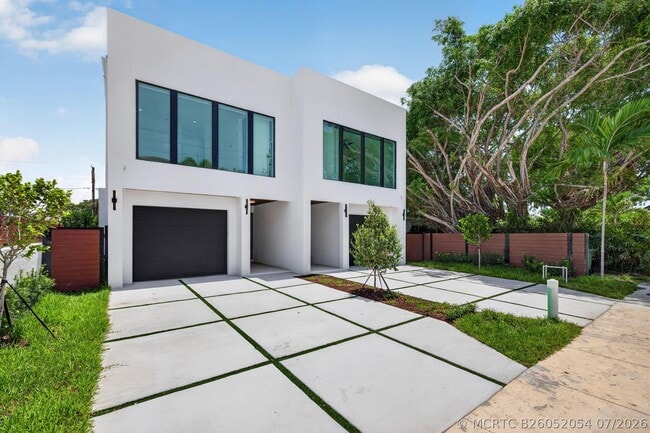 704 SW 9th St