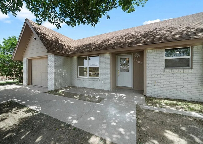 Photo - 2503 Lynn Dr