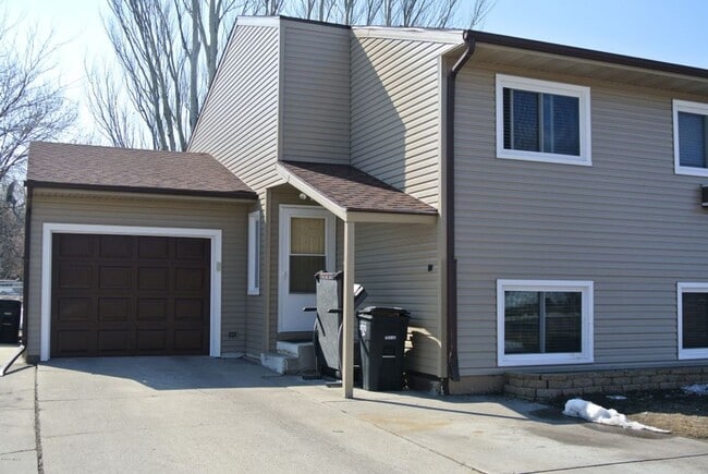 Building Photo - 3 Bedroom, 2 Bathroom Duplex