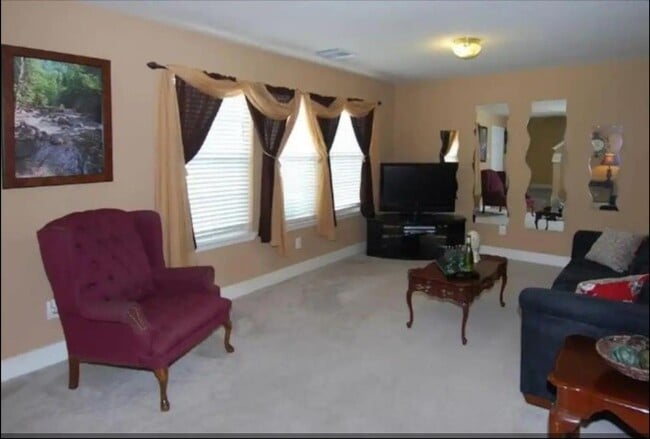 Photo - 302 Kingsport St