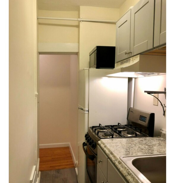 Building Photo - 63 Burbank St Rental