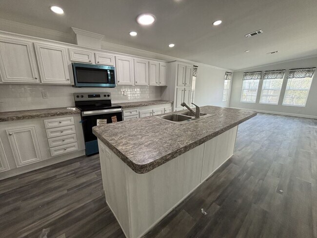 Photo - 940 W Roseau Ave