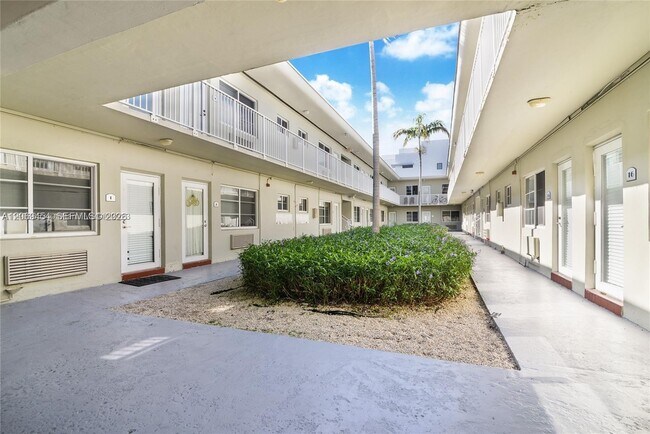 Photo - 6930 Rue Versailles Dr Unidad 18