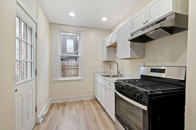 Photo - Newly Renovated 2 Bedroom Unit + Bonus Room In The South Side.  Available Immediately.