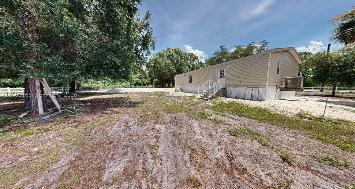 Photo - 720 N Riverside St