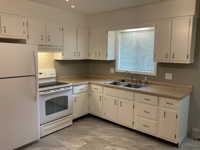Building Photo - 4612-4612 Tolland Ave Rental