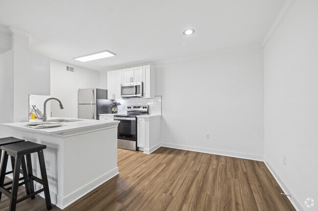 A2R 1BR, 1BA - 676SF - Dining Room