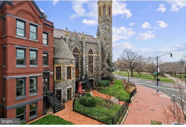 Building Photo - VICTORIAN MANSION STEPS FROM STANTON PARK