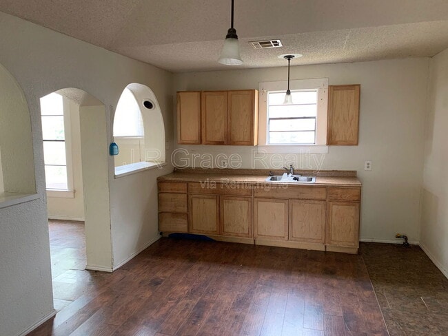 Photo - 1914 Webster Ave