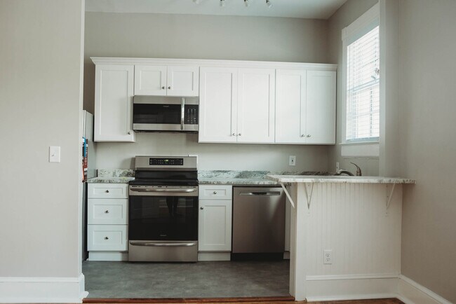 Kitchen - 529 E Washington St Unit Apt B