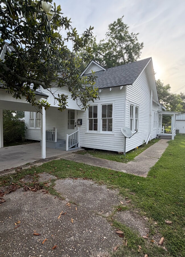 Building Photo - 302 N Cunningham St