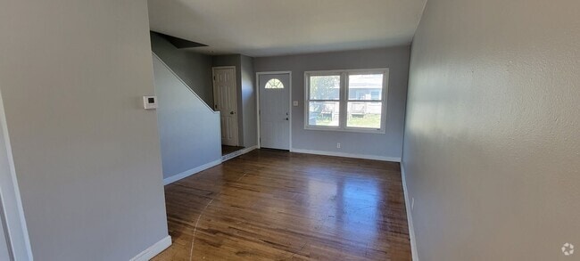 Building Photo - 3 Bed 1 Bath Townhouse