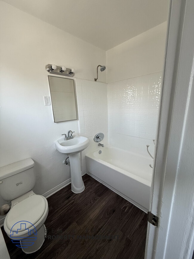 Photo - 911 W. La Palma Ave.