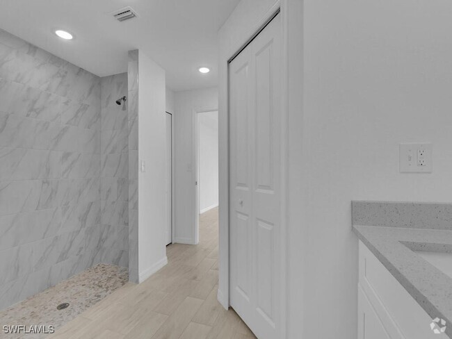 Building Photo - 2520 NE 1st Pl Rental