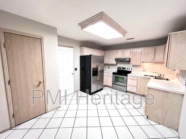 Photo - 884 N Daisy Ln