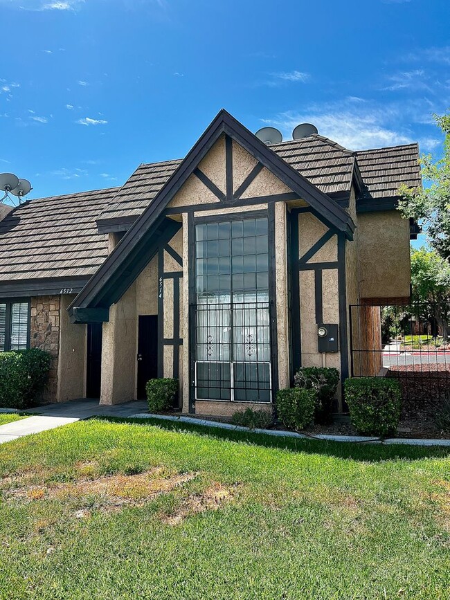 Building Photo - TWO BEDROOM TOWNHOME WITH VAULTED CEILING AND GRAND FRONT WINDOWS