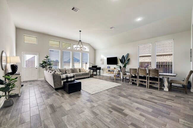 Photo - 5215 Baroness Ln