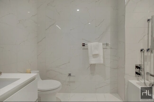 Photo - East 44th Street Unidad 28F