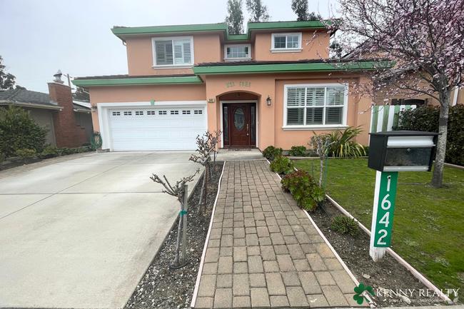 Building Photo - Large 4 Bedroom, 3 Bathroom Home in San Bruno