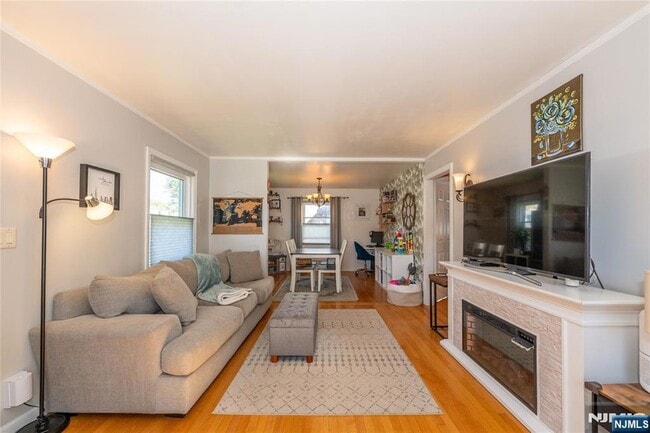 Photo - 16-15 Well Dr